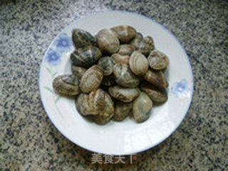 笋干菜炒花蛤的做法步骤：1