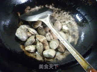 笋干菜炒花蛤的做法步骤：3
