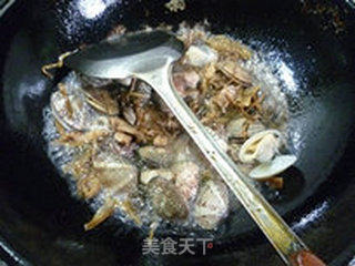 笋干菜炒花蛤的做法步骤：4