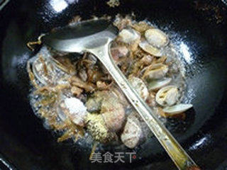笋干菜炒花蛤的做法步骤：5