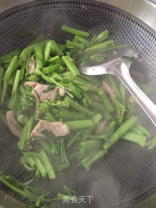 菠菜梗炒羊肉的做法步骤：9