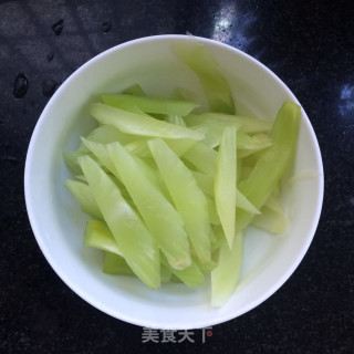 青笋炒蛋的做法步骤：2
