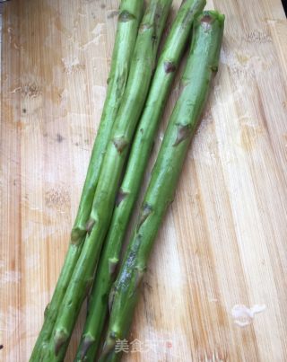 芦笋炒鲍鱼的做法步骤：1