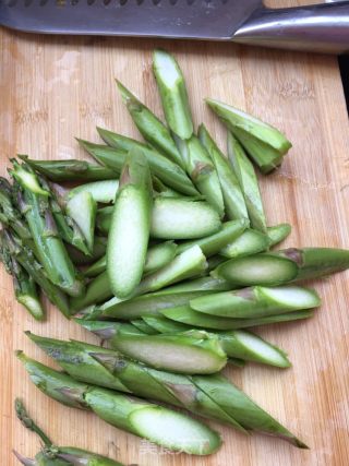 芦笋炒鲍鱼的做法步骤：2