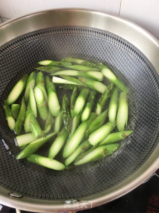 芦笋炒鲍鱼的做法步骤：4
