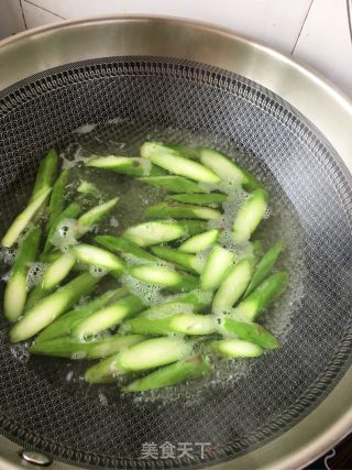 芦笋炒鲍鱼的做法步骤：5