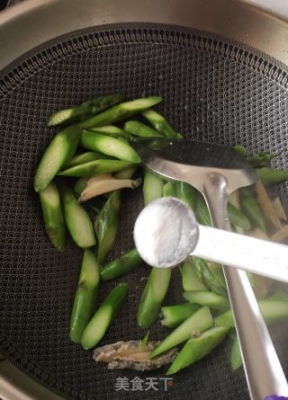 芦笋炒鲍鱼的做法步骤：8