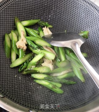 芦笋炒鲍鱼的做法步骤：9