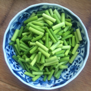 蒜苔炒牛肉的做法步骤：1