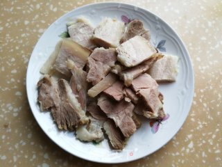 甜豆角炒回锅肉的做法步骤：1