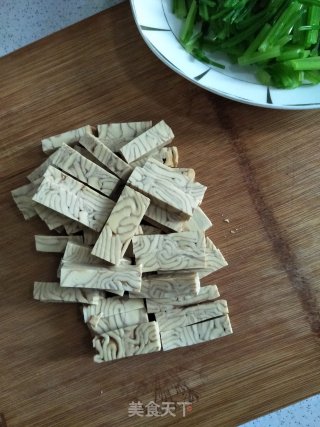 豆腐干炒芹菜的做法步骤：6
