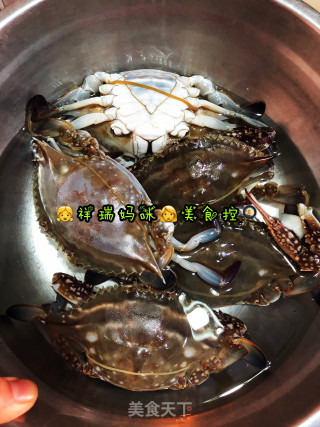 ????‍????仙草烹饪????cooking????‍????：????祥瑞妈咪????美食控????之香辣蟹的做法步骤：1