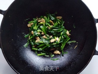 韭菜炒蛤蜊的做法步骤：7
