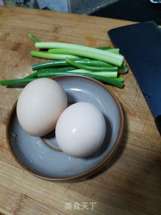 蒜薹炒鸡蛋的做法步骤：1