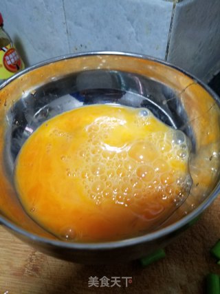 蒜薹炒鸡蛋的做法步骤：2