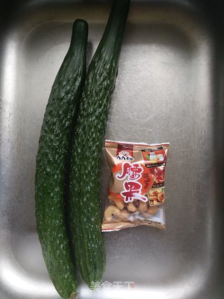 黄瓜炒腰果的做法步骤：1