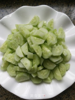 黄瓜炒腰果的做法步骤：2