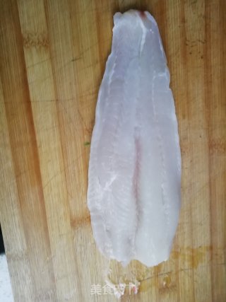 酥炸巴沙鱼的做法步骤：1