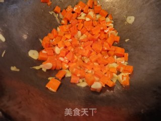 川味香肠咖喱煲仔饭的做法步骤：3