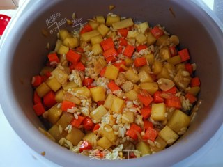 川味香肠咖喱煲仔饭的做法步骤：5