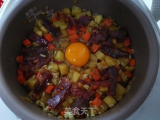 川味香肠咖喱煲仔饭的做法步骤：7