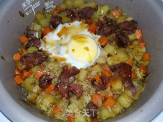 川味香肠咖喱煲仔饭的做法步骤：10