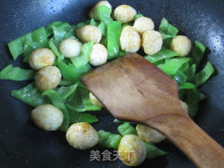 青椒炒虎皮鹌鹑蛋的做法步骤：4
