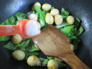 青椒炒虎皮鹌鹑蛋的做法步骤：6