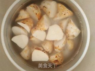 芋艿沙鳗煲（汤）的做法步骤：2