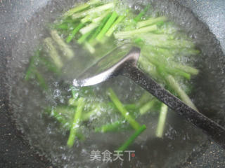 拌蒜薹的做法步骤：3