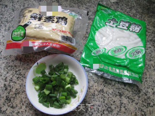 鲜素鸡烧土豆粉的做法步骤：1
