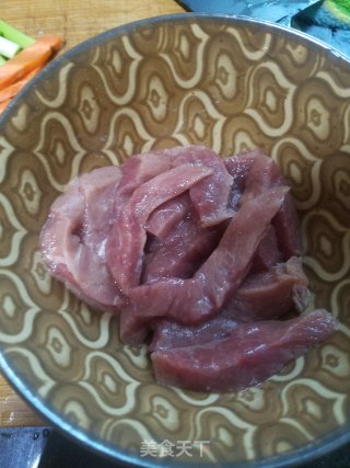 蒜薹炒牛柳的做法步骤：2