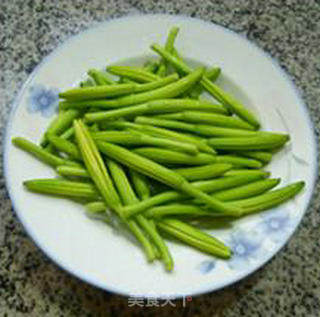 榨菜丝黄花菜炒鱿鱼的做法步骤：1