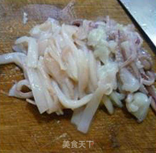 榨菜丝黄花菜炒鱿鱼的做法步骤：4