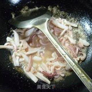榨菜丝黄花菜炒鱿鱼的做法步骤：6