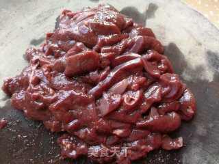 洋葱青椒炒猪肝的做法步骤：1