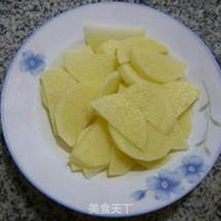 瘦肉片土豆炒黑木耳的做法步骤：1