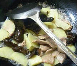 瘦肉片土豆炒黑木耳的做法步骤：9