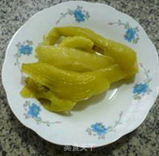 毛豆酸菜梗炒鱿鱼的做法步骤：2