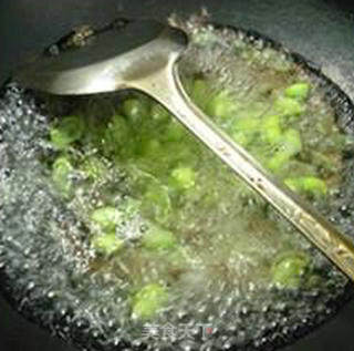 毛豆酸菜梗炒鱿鱼的做法步骤：6