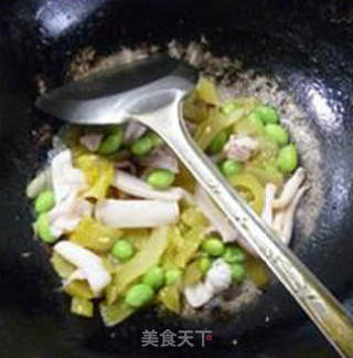 毛豆酸菜梗炒鱿鱼的做法步骤：8