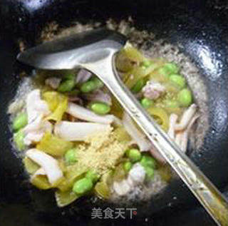 毛豆酸菜梗炒鱿鱼的做法步骤：9