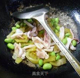 毛豆酸菜梗炒鱿鱼的做法步骤：10