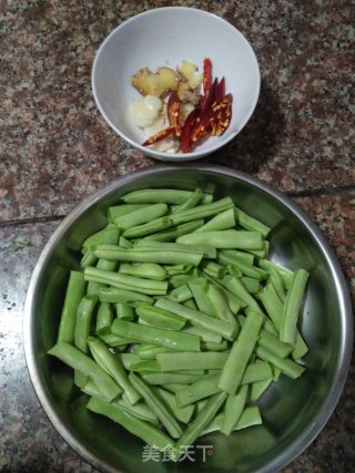 干煸四季豆的做法步骤：2