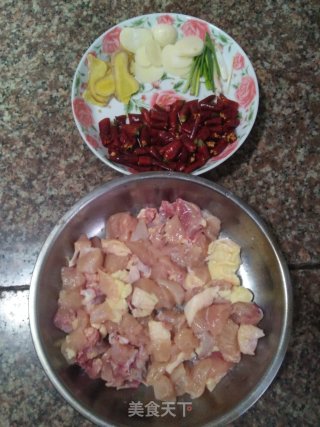 香辣鸡肉的做法步骤：1