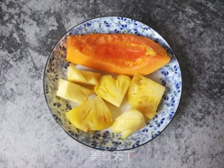 菠萝木瓜奶昔的做法步骤：1