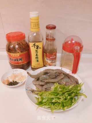 青椒酱炒虾的做法步骤：1