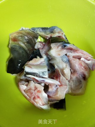 砂锅焗鱼头的做法步骤：1