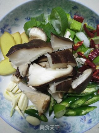 香菇豆角的做法步骤：1