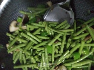 香菇豆角的做法步骤：5
